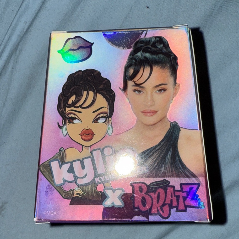 Kylie Jenner x Bratz 1 set, 2 mini collectibles inside (New & Unopened)